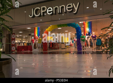 UTICA, NEW YORK, USA - 23. JUNI 2018: JC Penney ist eine Kette der amerikanischen Mittelklasse- Filialen in 49 Staaten der USA und Puerto Rico. Stockfoto