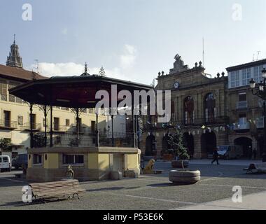 LA RIOJA. HARO. Vista del Templete musikalische en la PLAZA DE LA PAZ. Al fondo, El edificio neoclásico (1769) Del Ayuntamiento. España. Stockfoto