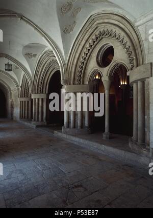 ARTE GOTICO. ESPAÑA. REAL MONASTERIO DE LAS HUELGAS. Fundado por Alfonso VIII en 1187, fue concebido como Lugar de enterramiento de la realeza y espiritual Retiro. Las mejores del CLAUSTRO DE SAN FERNANDO, construido en el siglo XIII en Estilo gótico Durante el reinado de Fernando III el Santo. BURGOS. Castilla-León. PATRIMONIO NACIONAL. Stockfoto