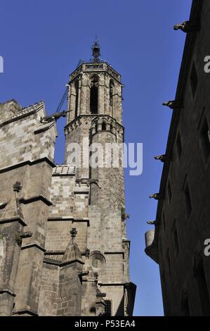 Torre campanario de la Catedral de la Santa Cruz und Santa Eulalia de Barcelona, (las torres Sohn del S. XIII). Fachada seitliche con gÃ¡rgolas del Palacio del Lloctinent, del S. XVI. Stockfoto