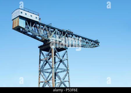 Schiffbau cantilever Crane River Clyde Gebäude Boote Schiffe docks Werft Port Glasgow Greenock traditionelle Industrie Hafen Hafen Lokomotiven Stockfoto