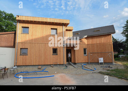 Juni 30, 2015 - Ungersheim, Frankreich: Baustelle eines neuen 'Eco-lodge', wo Stroh verwendet wird, um die Isolation des Hauses zu verbessern. Ungersheim (Einwohner: 2000) wird als die grünste Dorf in Frankreich wegen seiner verschiedenen umwelt-freundliche Initiativen bekannt: Bau einer Solaranlage, die Nutzung von städtischen landwirtschaftlichen Flächen lokalen Bio Lebensmittel, Pferdetransport für Schulkinder zu fördern, frei von Pestiziden Grünflächen, eco-Unterbringung, Holzheizung, etc. Ungersheim ist Teil der Transition Network, einer internationalen Vereinigung zur Förderung von Maßnahmen zur Anpassung an den Klimawandel, insbesondere Stockfoto