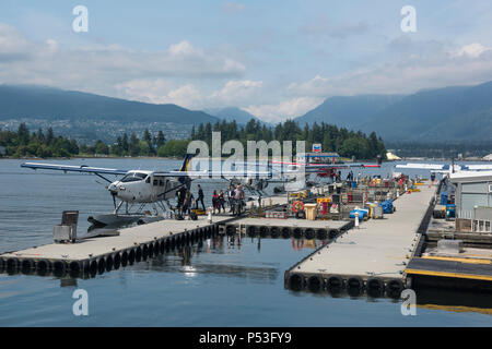 Wasserflugzeuge angedockt in Vancouver Harbour Flight Center, ein Wasserflugzeug Terminal in Coal Harbour entfernt. Stockfoto