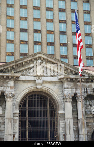 DETROIT, Michigan, Vereinigte Staaten - 5. Mai 2018: Blick auf die alte Michigan Central Station Gebäude in Detroit, der als einer der wichtigsten Eisenbahn Depot von 1914 - 1988 diente, detaillierte Ansicht mit der amerikanischen Flagge Stockfoto