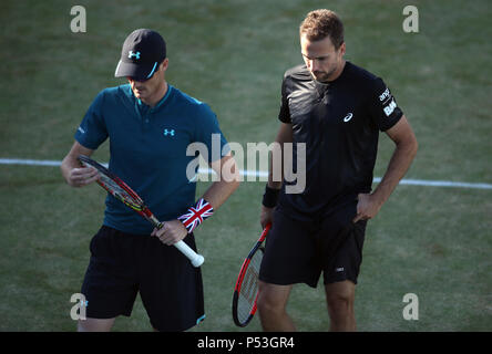 Großbritanniens Jamie Murray (links) und Brasiliens Bruno Soares im Herren-doppel Finale bei Tag sieben Der Fever-Tree Meisterschaft am Queen's Club, London. Stockfoto