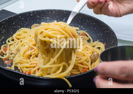 Italienische Pasta, Spaghetti in einem Topf Stockfoto