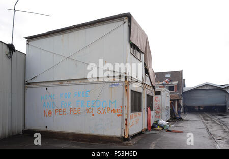 Februar 21, 2015 - Calais, Frankreich: Blick in die Hocke, Galou, einer ehemaligen Lagerhalle, wo Dutzende von illegalen Migranten im Stadtzentrum von Calais. Hunderte von anderen Migranten leben in Zelten in einem Industriegebiet von Calais, wie sie für eine Gelegenheit, nach Großbritannien zu warten. Die Migranten, die meist aus Erythrea, Äthiopien, Afghanistan, Syrien und Sudan kommen versuchen ihr Glück jede Nacht von Diskret boarding Lkw über die Fähre oder Eurotunnel nach England ein. Le hocke Galou eine Calais ou plusieurs vivent Migranten. Stockfoto