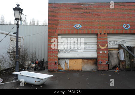 Februar 21, 2015 - Calais, Frankreich: Blick in die Hocke, Galou, einer ehemaligen Lagerhalle, wo Dutzende von illegalen Migranten im Stadtzentrum von Calais. Hunderte von anderen Migranten leben in Zelten in einem Industriegebiet von Calais, wie sie für eine Gelegenheit, nach Großbritannien zu warten. Die Migranten, die meist aus Erythrea, Äthiopien, Afghanistan, Syrien und Sudan kommen versuchen ihr Glück jede Nacht von Diskret boarding Lkw über die Fähre oder Eurotunnel nach England ein. Le hocke Galou eine Calais ou plusieurs vivent Migranten. Stockfoto