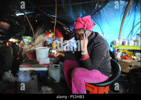 Februar 19, 2015 - Calais, Frankreich: Portrait von Sally, eine illegale Migranten aus Erythrea versuchen, nach Großbritannien zu gelangen. Die 29-jährige Frau lebt seit fünf Monaten in diesem "Dschungel" Camp mit ihrem Ehemann. Sie ist drei Monate schwanger. Sie ist unter der Plane, dass ihr Zelt- und Küchenbereich schützt fotografiert. Sie reiste durch Sudan, Libyen und Italien vor Calais. Hunderte von anderen illegalen Migranten leben in Zelten in einem Industriegebiet von Calais, wie sie für eine Gelegenheit, nach Großbritannien zu warten. Die Migranten, die meist aus Erythrea, Äthiopien, Afghanistan, Syrien, und Stockfoto