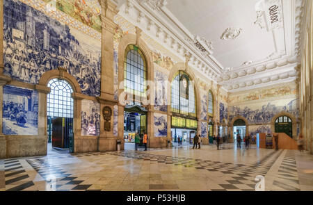 Zentrale Halle mit Azulejos, Kacheln, Bahnhof Sao Bento, Porto, Region Norte, Portugal, Porto, Stockfoto