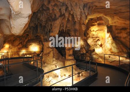 April 8, 2015 - Vallon Pont d'Arc, Frankreich: Besuch der Pont dÕArc Cavern, einer realen Nachbau der Höhle von Chauvet, die verfügt über Dutzende von Kunstwerken und Gemälden von Steinzeit Menschen rund 36.000 Jahren. La Caverne du Pont d'Arc est la replique en Taille reelle de la Grotte Chauvet, un-Website UNESCO Leumund pour ses impressionnants prehistoriques Dessins. Stockfoto