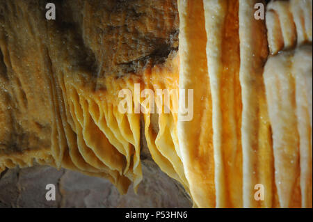 April 8, 2015 - Vallon Pont d'Arc, Frankreich: Besuch der Pont dÕArc Cavern, einer realen Nachbau der Höhle von Chauvet, die verfügt über Dutzende von Kunstwerken und Gemälden von Steinzeit Menschen rund 36.000 Jahren. La Caverne du Pont d'Arc est la replique en Taille reelle de la Grotte Chauvet, un-Website UNESCO Leumund pour ses impressionnants prehistoriques Dessins. Stockfoto