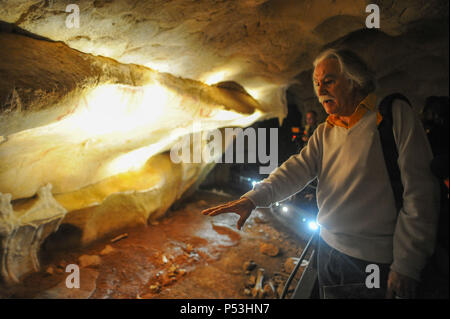 April 8, 2015 - Vallon Pont d'Arc, Frankreich: Besuch der Pont dÕArc Cavern, einer realen Nachbau der Höhle von Chauvet, die verfügt über Dutzende von Kunstwerken und Gemälden von Steinzeit Menschen rund 36.000 Jahren. La Caverne du Pont d'Arc est la replique en Taille reelle de la Grotte Chauvet, un-Website UNESCO Leumund pour ses impressionnants prehistoriques Dessins. Stockfoto