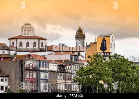 Ribeira, Kirche des Dritten Ordens des hl. Franziskus, Sandemann Wandmalerei, traditionelles Gebäude, Porto, Portugal Stockfoto