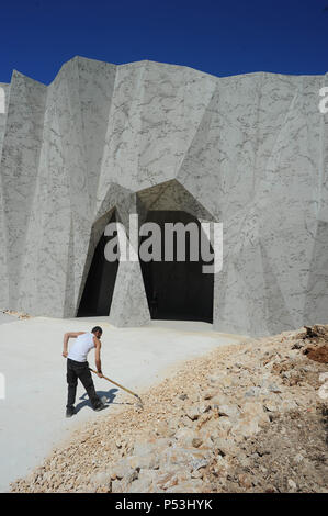 April 8, 2015 - Vallon Pont d'Arc, Frankreich: Besuch der Pont dÕArc Cavern, einer realen Nachbau der Höhle von Chauvet, die verfügt über Dutzende von Kunstwerken und Gemälden von Steinzeit Menschen rund 36.000 Jahren. La Caverne du Pont d'Arc est la replique en Taille reelle de la Grotte Chauvet, un-Website UNESCO Leumund pour ses impressionnants prehistoriques Dessins. Stockfoto