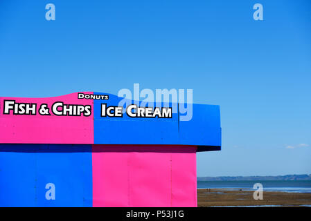 Hellen pinkfarbenen und blauen Eis und Fish & Chips und Donuts Kiosk auf Southend On Sea, Essex, Großbritannien. Sunny Seaside Cafe Stockfoto