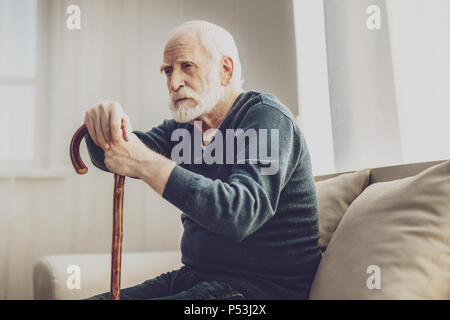 Trauriger alter Mann über sein Leben denken Stockfoto