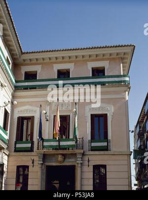 AYUNTAMIENTO DE LOJA. Vista exterior del Edificio ubicado en el PALACIO NARVAEZ (s. XIX), engalanado con la bandera Andaluza con Motivo de la celebración del 'Dia de Andalucía". Provincia de Granada. Andalusien. España. Stockfoto