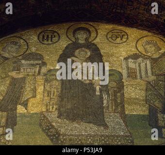 ARTE BIZANTINO. TURQUIA. BASILICA DE SANTA SOFIA (s. VI-VII). Vista allgemeine del Mosaico de LA VIRGEN MARIA SENTADA EN UN TRONO, CON EL NIÑO JESUS, Y RODEADA DE LOS EMPERADORES JUSTINIANO (Izquierda) y CONSTANTINO I (derecha). Daten de del s Finales. X. Mosaico existente en el tímpano de La Puerta del nártex. ESTAMBUL. Stockfoto