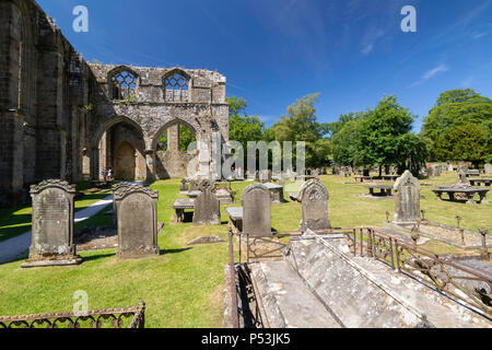 Grabsteine in einer Grabstätte in Bolton Abbey, Skipton, North Yorkshire, England, Großbritannien. Stockfoto