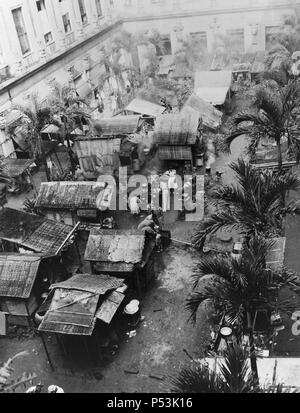 SEGUNDA GUERRA MUNDIAL (1939-1945). "CIVILES Y MILITARES DE CAUTIVERIO RETENIDOS POR LOS JAPONESES EN EL PATIO DE LA UNIVERSIDAD DE LUZON (filipinas)". Fueron liberados por las Fuerzas del General Douglas MaCARTHUR (1880-1964) el 4 de Febrero de 1945. Stockfoto