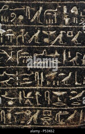 Ägyptische Hieroglyphen. Block-Statue von Amenophis. Zeilen des Textes vor. 18. Dynastie. Neues Königreich Periode. British Museum. London. England. Vereinigtes Königreich. Stockfoto