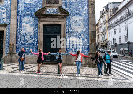 Gruppe von Mädchen vor der Capela das Almas Kirche, Porto, Portugal Stockfoto