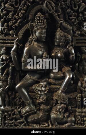 Shiva und Parvati Skulptur. Orissa, Indien, 13. Jahrhundert. Stein-Skulptur zeigt die mächtigere Hindu-Gottheit Shiva, mit seiner Gemahlin Parvati, die stahlharte des Berges, auf seinem Schoß sitzen. British Museum. London. England. Vereinigtes Königreich. Stockfoto