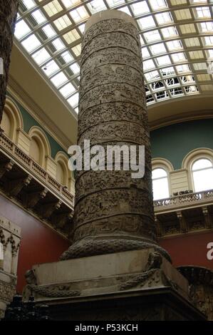 Gipsabdruck von Trajans Säule. Replik von 1864. Victoria and Albert Museum. London. England. Vereinigtes Königreich. Stockfoto