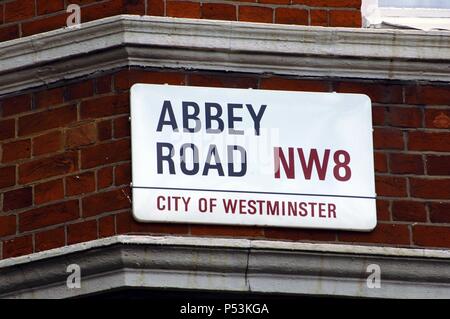 NOMENCLATOR de la calle 'ABBEY ROAD' famosa por el álbum del mismo Nombre que editaron" der Beatles en el año 1969. Londres. Inglaterra. Reino Unido. Stockfoto