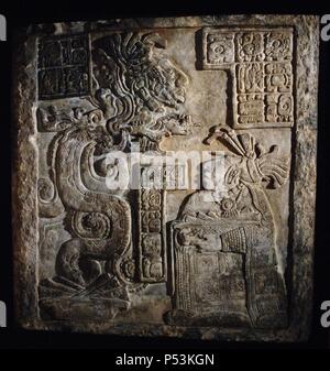 ARTE MAYA. PERIODO CLASSIC TARDIO (600-900 d. C.). DINTEL 15 DE YAXCHILAN (770-775 d. C.). Entlasten en Piedra caliza que Vertreter a la ESPOSA DEL REY PAJARO JAGUAR IV (752-768), WAK TUUN, HACIENDO AUTOSACRIFICIO UN DE SANGRE ANTE LA SERPIENTE VISION QUE SURGE DE UN ROLLO DE PAPEL MANCHADO CON LA SANGRE DE LA DAMA. DE SU BOCA VERKAUF UN ANCESTRO CON EL QUE LA DAMA QUIERE CONTACTAR. La pieza forma Parte de una Serie de tres entlastet encargados por Pájaro Jaguar IV para decorar la ESTRUCTURA 21 de Yaxchilán. Estado de Chiapas. México. Museo Británico. Londres. Inglaterra. Reino Unido. Stockfoto