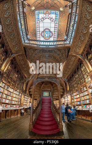 Berühmte Buchhandlung Lello, Interieur, Treppen, Decken, Porto Portugal Stockfoto