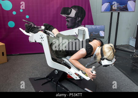 CEBIT 2018, der weltweit größten IT-Messe, Hannover, virtuelle Realität, Anwendung in einem Spiel, Simulation eines Fluges, Deutschland Stockfoto