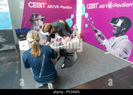 CEBIT 2018, der weltweit größten IT-Messe, Hannover, virtuelle Realität, Anwendung in einem Spiel, Simulation eines Fluges, Deutschland Stockfoto