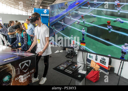 CEBIT 2018, der weltweit größten IT-Messe, Hannover, virtuelle Realität, in einem Spiel, Fußball Kicker virtuelle, Deutschland Stockfoto