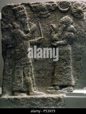 Neo-assyrischen Kunst. Gips-Kachel aus einem inländischen Schrein Darstellung eines Mannes in assyrischen Gericht Kleid, das einen Gott, vielleicht Ninurta anzubeten ist. Die Symbole am oberen repräsentieren den Sonnengott Schamasch, der Mondgott Sin und Ishtar die Göttin des Planeten Venus. Britische Museum 800-700 v. Chr. datiert. London. Vereinigtes Königreich. Stockfoto