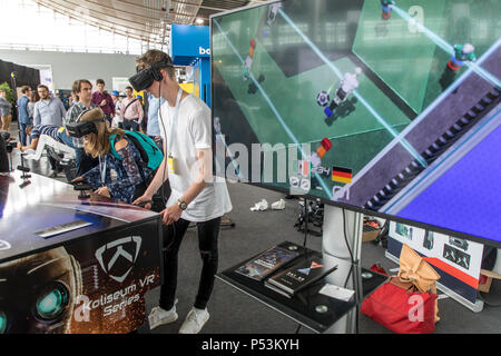 CEBIT 2018, der weltweit größten IT-Messe, Hannover, virtuelle Realität, in einem Spiel, Fußball Kicker virtuelle, Deutschland Stockfoto