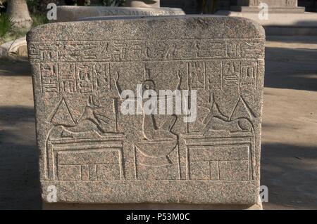 Ägyptische Kunst. Göttin Nephthys, zwischen zwei Figuren des Gottes Anubis, tragen einer Kopfbedeckung in der Form eines Hauses. Relief. Mit Rahina Open Air Museum. Memphis. Ägypten. Stockfoto