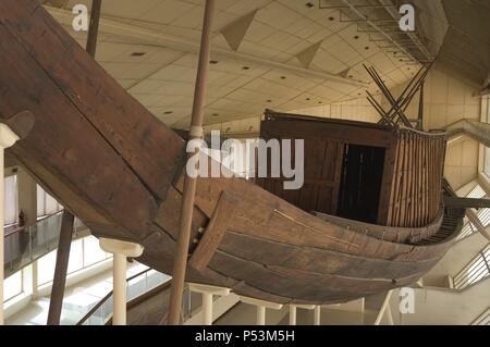 Ägyptische Kunst Alte Königreich. IV-Dynastie. Die Cheops-pyramide Schiff. Es wurde in einer Grube in der Pyramide von Gizeh am Fuß der Großen Pyramide von Gizeh um 2500 v. Chr. versiegelt. Aus Zedernholz gebaut, um den Pharao ins Jenseits zu befördern. Die Cheops-pyramide Boot Museum. Gizeh. Stockfoto