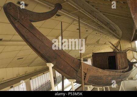 Ägyptische Kunst Alte Königreich. IV-Dynastie. Die Cheops-pyramide Schiff. Es wurde in einer Grube in der Pyramide von Gizeh am Fuß der Großen Pyramide von Gizeh um 2500 v. Chr. versiegelt. Aus Zedernholz gebaut, um den Pharao ins Jenseits zu befördern. Die Cheops-pyramide Boot Museum. Gizeh. Stockfoto