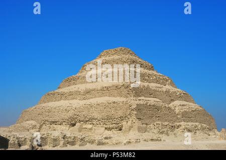 Ägypten. Sakkara Nekropole. Die Pyramide des Djoser (zoser) oder Pyramide Schritt. Im 27. Jahrhundert v. Chr. als Grab des Pharao Djoser, die von Imhotep gebaut, seinen Wesir. Dritte Dynastie. Alte Königreich. Stockfoto