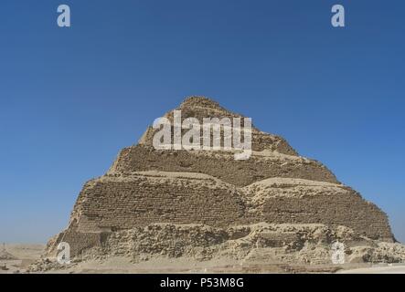 Ägypten. Sakkara Nekropole. Die Pyramide des Djoser (zoser) oder Pyramide Schritt. Im 27. Jahrhundert v. Chr. als Grab des Pharao Djoser, die von Imhotep gebaut, seinen Wesir. Dritte Dynastie. Alte Königreich. Stockfoto