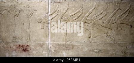 Ägypten. Nekropole von Sakkara. Mastaba des Kagemni (2350 v. Chr.). Oberrichter und Wesir des Pharao Teti. Relief Darstellung Tänzer. 6. Dynastie. Altes Königreich. Stockfoto