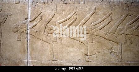 Ägypten. Nekropole von Sakkara. Mastaba des Kagemni (2350 v. Chr.). Oberrichter und Wesir des Pharao Teti. Relief Darstellung Tänzer. 6. Dynastie. Altes Königreich. Stockfoto