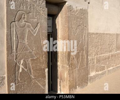 Ägypten. Nekropole von Sakkara. Mastaba des Kagemni (2350 v. Chr.). Oberrichter und Wesir des Pharao Teti. Reliefs auf beiden Seiten der Tür darstellt Kagemni mit Taktstock und Zepter. 6. Dynastie. Altes Königreich. Stockfoto