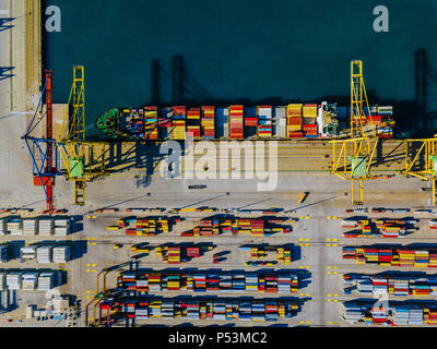 Luftaufnahme der Hafen von Valencia. Container Terminal und Schiff beim Laden Stockfoto