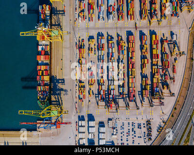 Luftaufnahme der Hafen von Valencia. Container Terminal und Schiff beim Laden Stockfoto