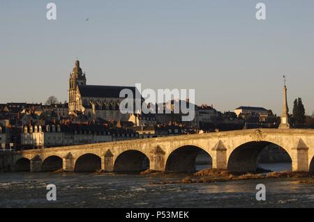 Frankreich. Blois. Stadtbild mit der Saint-Louis-Kathedrale, die im 18. Jahrhundert erbaut und Jacques Gabriel Brücke über die Loire. Stockfoto