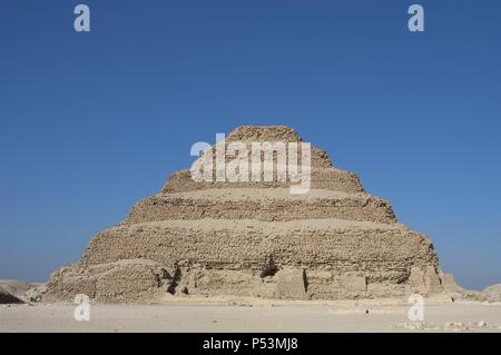 Ägypten. Nekropole von Sakkara. Die Pyramide des Djoser (Zoser) oder Stufenpyramide. Im 27. Jahrhundert v. Chr. gebaut. als ein Begräbnis des Pharao Djoser von Imhotep, seinem Wesir. 3. Dynastie. Altes Königreich. Stockfoto