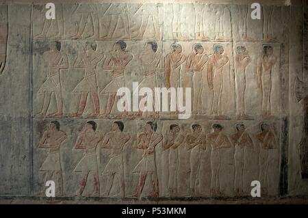 Ägypten. Nekropole von Sakkara. Mastaba des Mereruka, Priester des Pharao Teti.  2.340 v. Chr. Relief Darstellung Angebot Träger. 6. Dynastie. Altes Königreich. Stockfoto